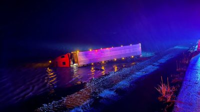 semi truck ocean crash 1